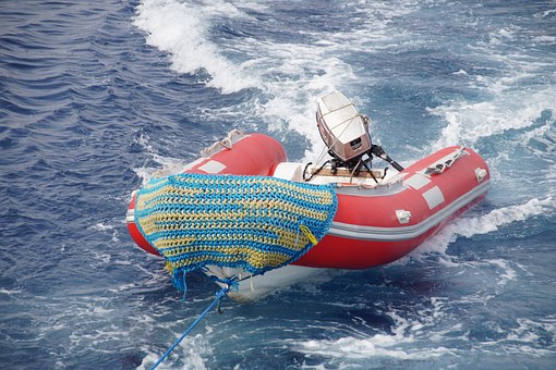 Le bateau pneumatique gonflable pour la pêche en rivière